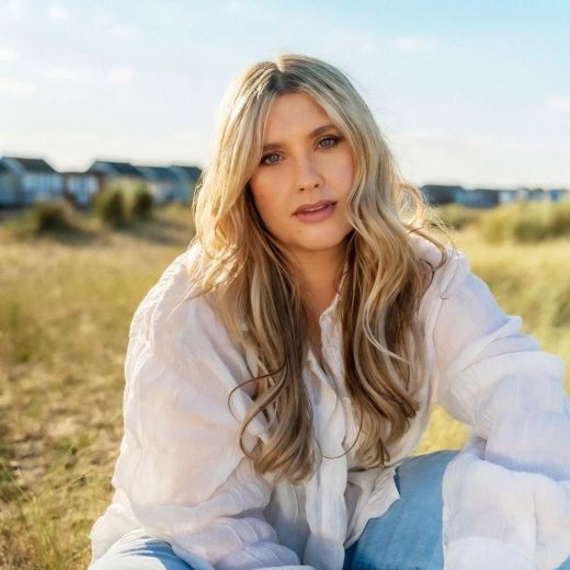 ELLA HENDERSON RELEASES FIRST SOLO SINGLE IN TWO YEARS ‘FILTHY RICH’